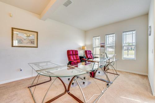 Zona de estar de 5 Mi to Dtwn Clermont Family Home with Water Views!