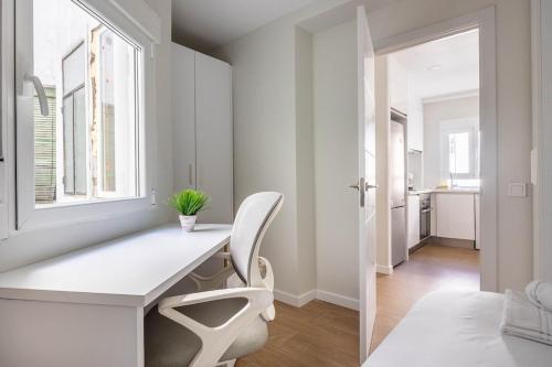 Bright Apartment Near Seville's Historic Center