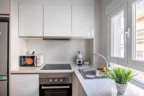 Bright Apartment Near Seville's Historic Center
