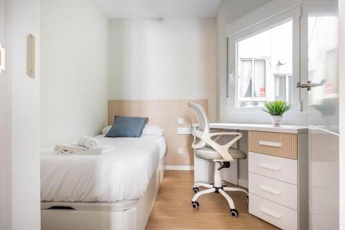 Bright Apartment Near Seville's Historic Center