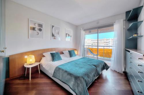 une chambre avec un grand lit et une fenêtre dans l'établissement Le Saint Louis - Parking - Central - Terrace - AC - Spacious, au Cannet