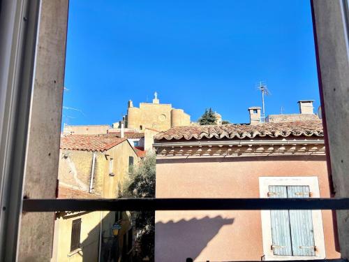 Το κτήριο όπου στεγάζεται  το διαμέρισμα