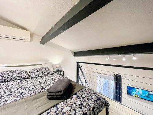 une chambre avec un lit et une fenêtre dans l'établissement La Forgia - Centre Historique, Duplex, Clim, 2 personnes, à Istres