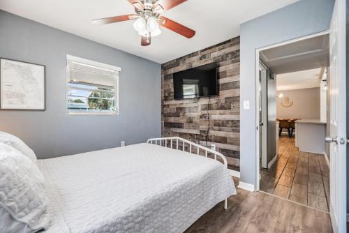 Una cama o camas en una habitación de 3442 Azalea Pl