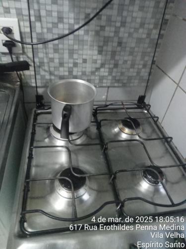 ヴィラ・ヴェーリャにあるAp do Danのキッチンのコンロの上の鍋