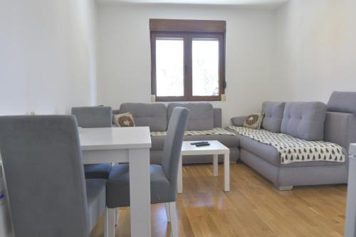 una sala de estar con una mesa y un sofá en Planinski san, en Palisat