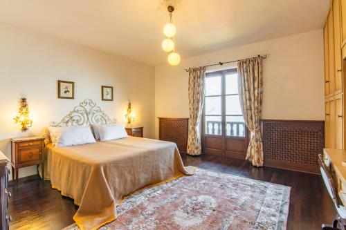 a bedroom with a bed and a window at Chalet Miralago in Plesio