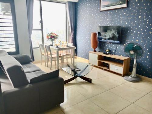 Televisyen dan/atau pusat hiburan di Stay With Me Saigon Apartment - Rivergate Building