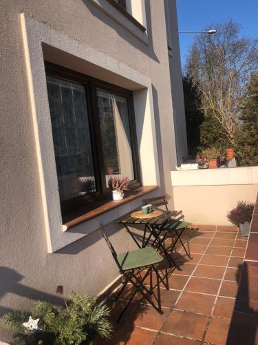 a patio with chairs and a table in a window at Apartmán Na Dukelské s garáží in Tábor