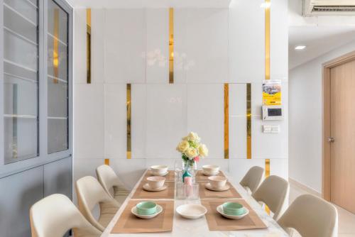 Ruang duduk di Stay With Me Saigon Apartment - Rivergate Building