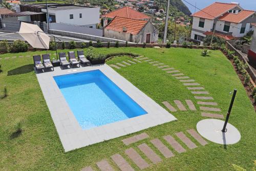 an overhead view of a swimming pool in a yard at Casa das Rosas e Casa Do Mar in Arco da Calheta