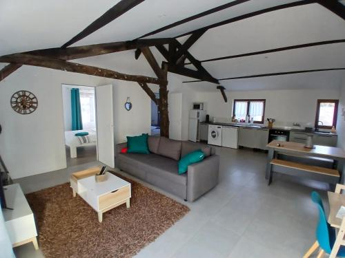 un salon avec un canapé et une table dans l'établissement Maison avec jardin clos, Catus, à Catus