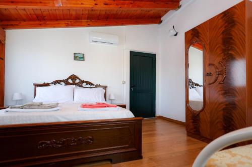 une chambre avec un lit avec une commode et un miroir dans l'établissement Casa la Pieve, à Berat