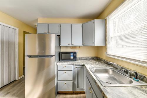 Η κουζίνα ή μικρή κουζίνα στο Near Hospitals Home with Yard in Albany!