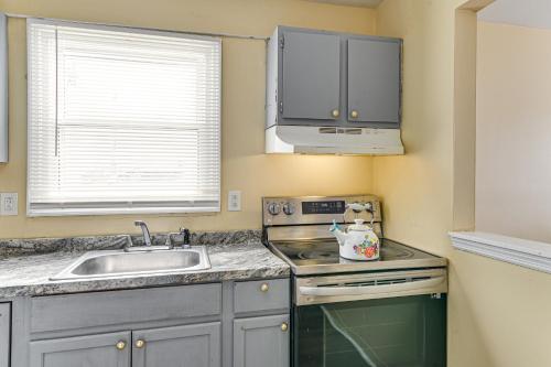 Η κουζίνα ή μικρή κουζίνα στο Near Hospitals Home with Yard in Albany!