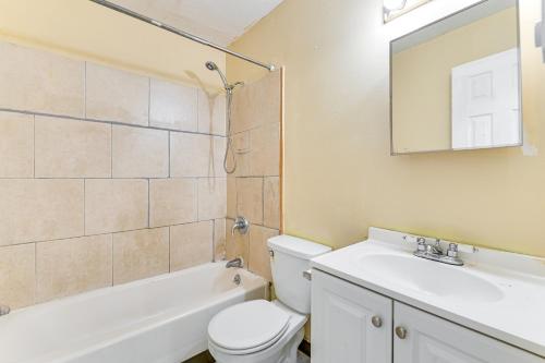 Ένα μπάνιο στο Near Hospitals Home with Yard in Albany!