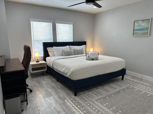 Postel nebo postele na pokoji v ubytování Urban Retreat 2BR Near Downtown