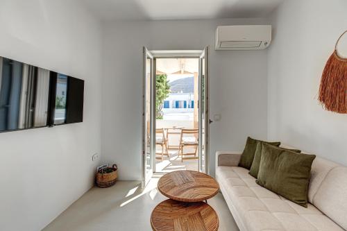 Silver Apartment Thea