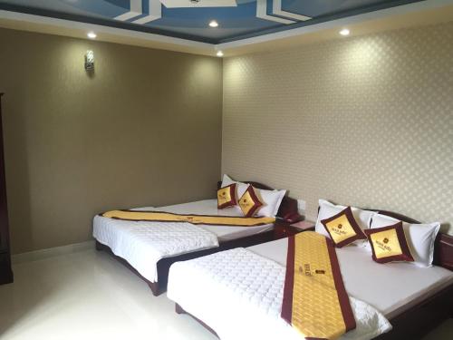 A bed or beds in a room at Minh Kieu 2 Hotel