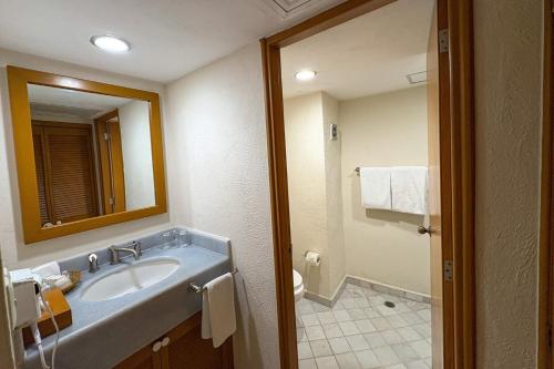 un bagno con lavandino e specchio di Very Functional with WiFi & Beach Access! a Puerto Vallarta