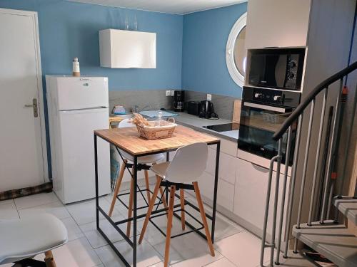 Kuchyň nebo kuchyňský kout v ubytování Logement privé à 50m des plages