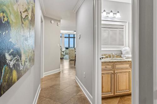 une salle de bain avec un lavabo et un miroir dans l'établissement The Oasis at Orange Beach 1707, à Orange Beach