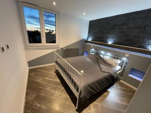 une chambre avec un lit et une fenêtre dans l'établissement Moderne appart 8 pers Marignane - aéroport - plage, à Marignane