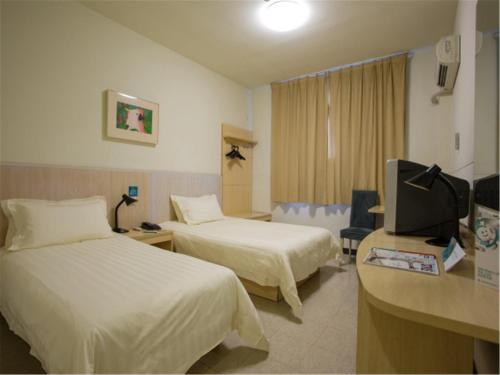 Tempat tidur dalam kamar di Jinjiang Inn Xi'ning Dashizi Mojia Street