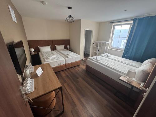 フリードリヒスハーフェンにあるHotel Capitol Zentrum - 24h -のベッドが2つと窓があるホテルの部屋