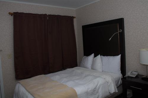 Postel nebo postele na pokoji v ubytování Atlantic Inn and Suites - Wall Township