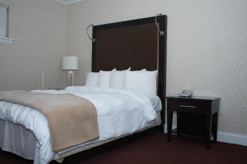 Ліжко або ліжка в номері Atlantic Inn and Suites - Wall Township