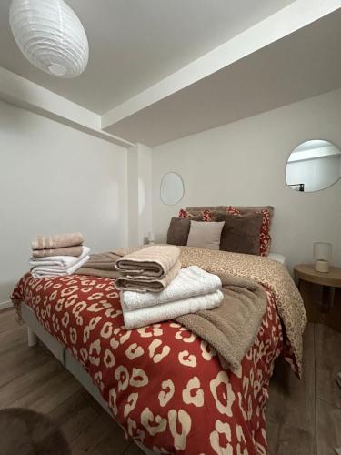 une chambre avec un lit avec des serviettes dessus dans l'établissement Le terracota proche gare, à Beauvais