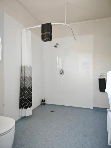 Bilik mandi di Accommodation Te Puna