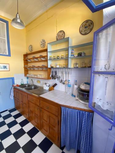KlímaにあるDomenica's houseのシンクとカウンタートップのあるキッチン