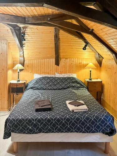 une chambre avec un lit avec deux lampes sur deux tables dans l'établissement Maison Auvergnate à côté de Salers - 4 chambres - parking, garage - jardin - salle de jeux, à Drugeac