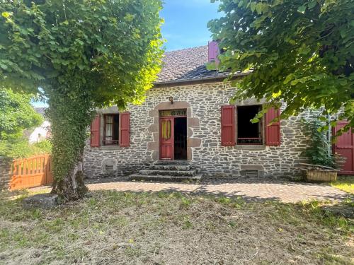 Maison Auvergnate à côté de Salers - 4 chambres - parking, garage - jardin - salle de jeux