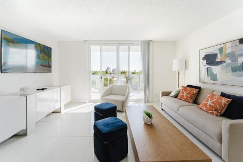 TV a/nebo společenská místnost v ubytování Beachside Modern 2BR 2BA