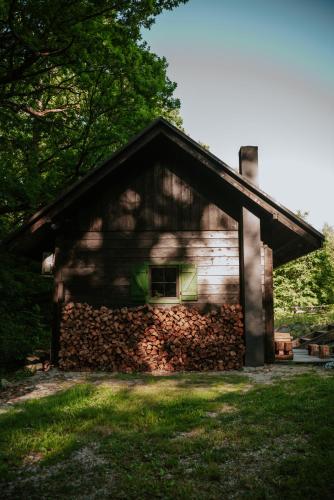 a stone building with a window and a stone wall at BESKID NISKI Dębowy Przysiółek pod Cieklinką - Siedlisko na wyłączność DWA DOMKI in Cieklin