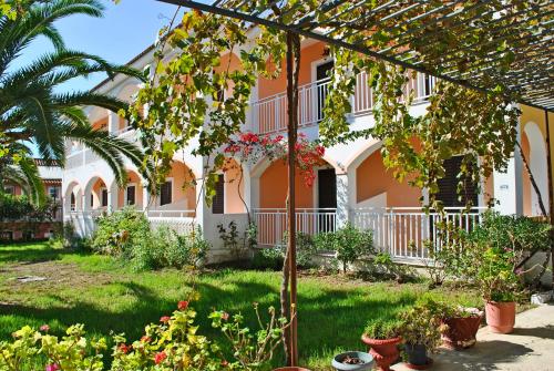 Gallery image of Dennis Apartments in Kalamaki