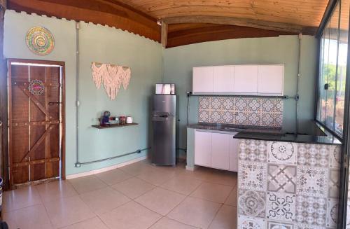een keuken met een koelkast en een tegelvloer bij Chacara com Chale em Taubate in Taubaté