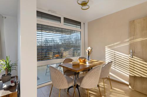 a dining room with a wooden table and chairs at Privatzimmer beim Gastgeber in Düsseldorf