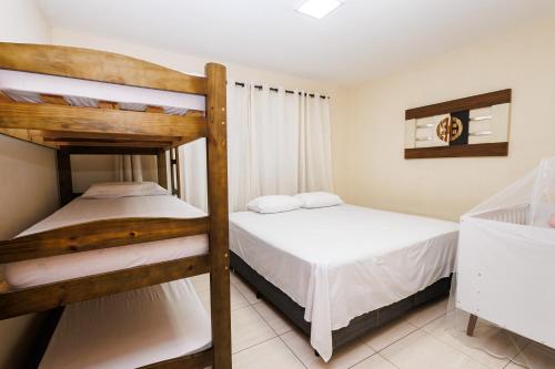 une chambre avec deux lits superposés dans une pièce dans l'établissement Rancho Santana, à Socorro