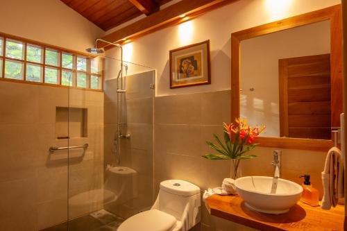 TalamancaCasa Luz de Luna Tranquility Near the Caribbean Sea的浴室里有马桶、洗手池和淋浴。