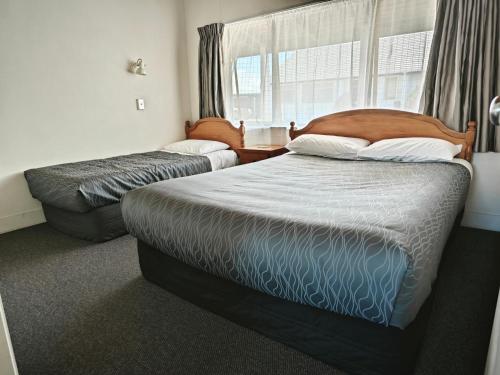 Katil atau katil-katil dalam bilik di Accommodation Te Puna