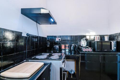 ブラッドフォードにあるChic victorian 2-bed duplex flat - free parkingのコンロとカウンタートップのあるキッチン