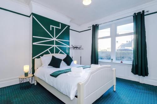ブラッドフォードにあるChic victorian 2-bed duplex flat - free parkingのベッドルーム(大きな窓、白いベッド付)