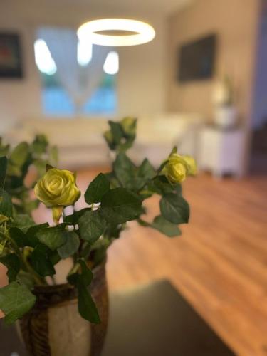 a vase filled with yellow roses in a room at Villa Tulum in San Cristóbal