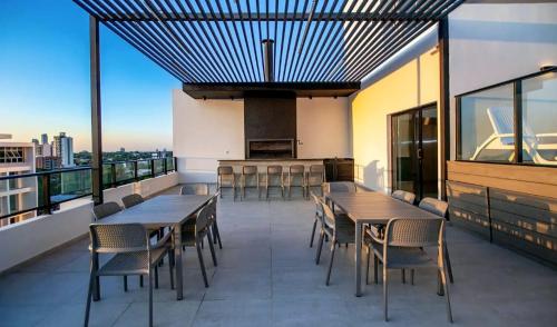 Ein Balkon oder eine Terrasse in der Unterkunft DEPARTAMENTO IMPECABLE A PASOS DeL SHOPPING DEL SOL