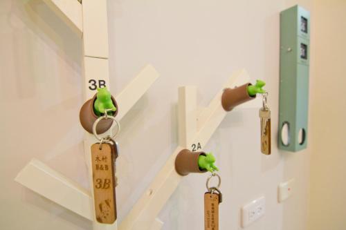 a bunch of keys hanging on a wall at 充電樁 羅東木村電梯民宿Luodong Tree BnB 雲朵朵二館 近週三清溝 免費洗衣機 烘衣機 星巴克咖啡豆 國旅卡特約店 in Luodong
