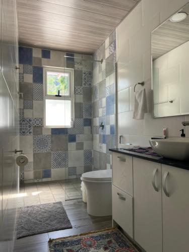 a bathroom with a tub and a sink and a toilet at Rainbow Iris in Los Naranjos